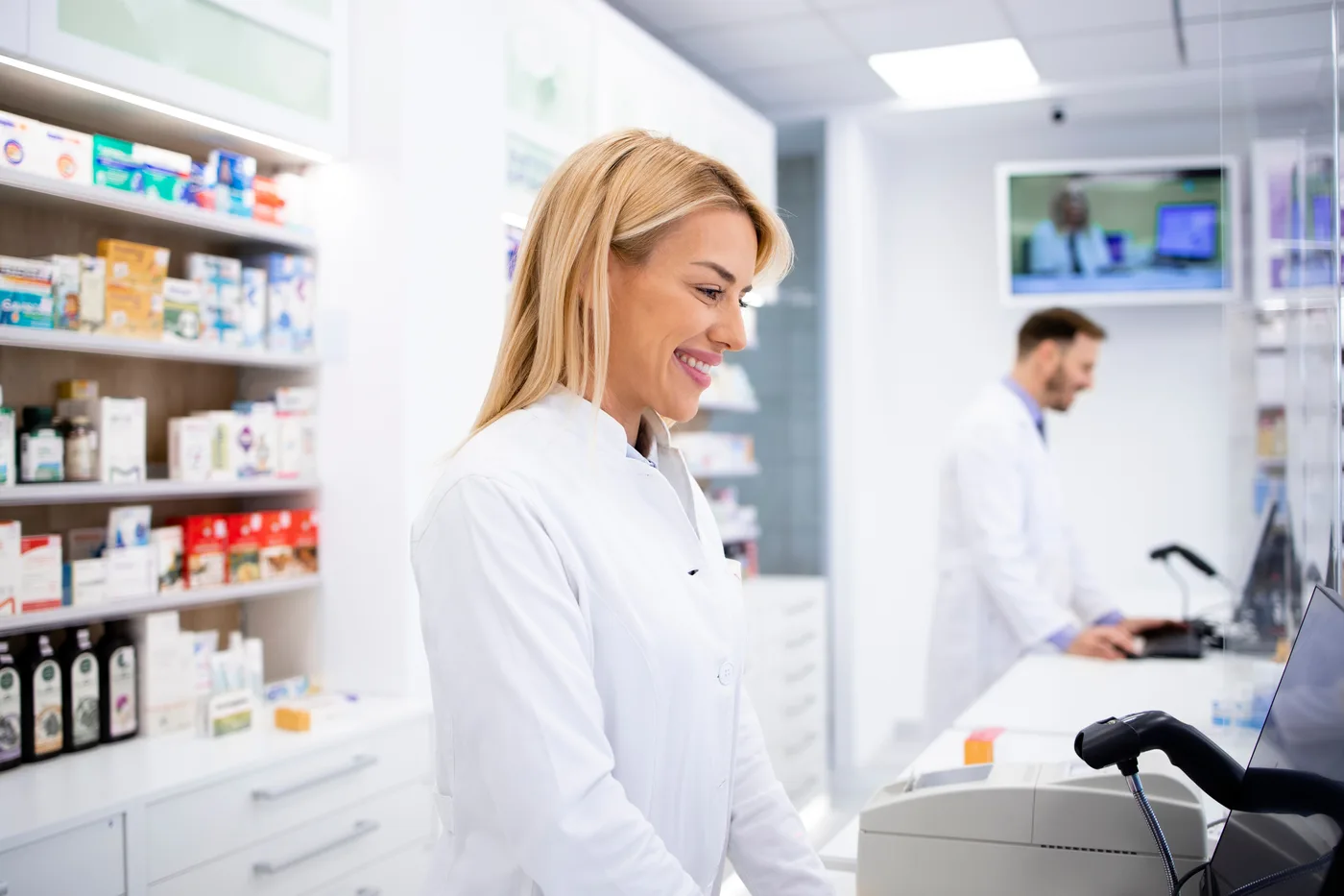 Helle moderne Apotheke mit Bildschirm über dem Regal