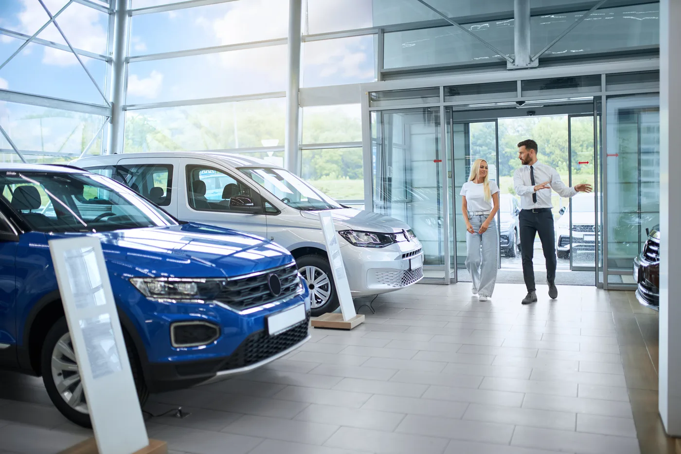 Helles Autohaus mit Beratung im Showroom