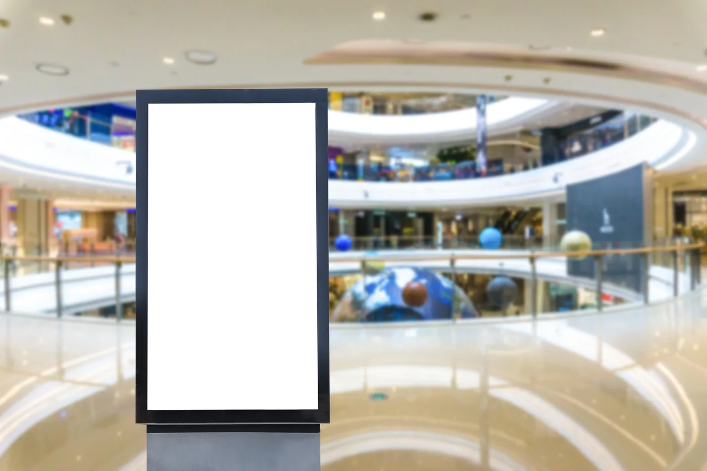 Shopping-Center-Atrium mit digitaler Werbestele