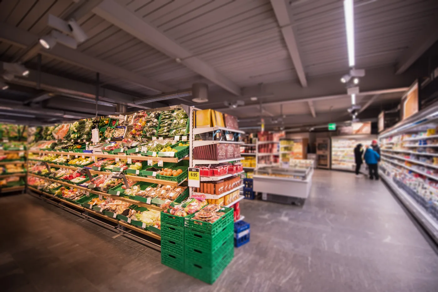 Supermarkt mit Obst- und Gemüseabteilung