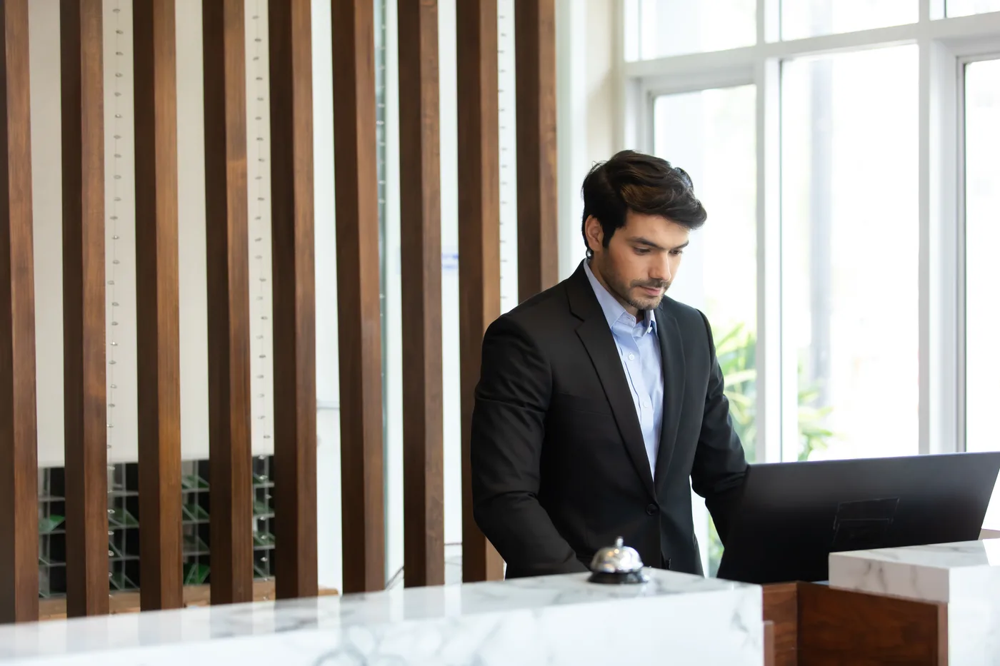 Rezeption eines Hotels mit Gast am Empfang